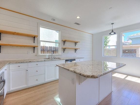 Building Photo - Clean and Spacious 3 Bedroom 2.5 Bathroom Home