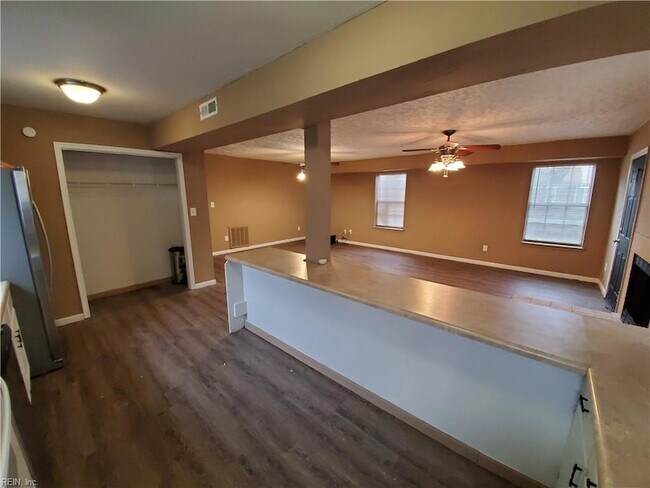 Building Photo - 1536 W 40th St