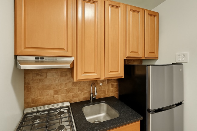 Building Photo - 310 E 81st St