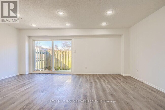 Building Photo - 125-125 Sekura Crescent