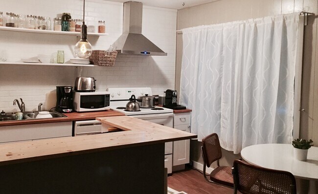 Foto del edificio - Updated, upstairs 2-bdrm/1-bath triplex apt—On-site w/d, off-street parking, near downtown St. Johns
