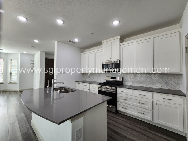 Building Photo - South McKinney beauty