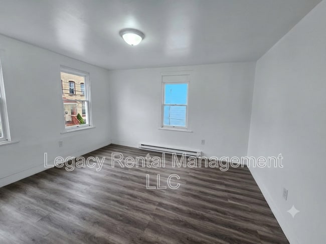 Building Photo - 39 Elm St
