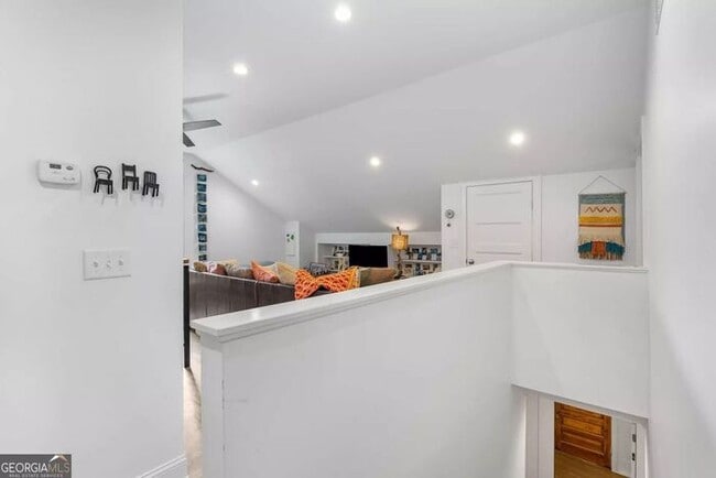 Building Photo - Renovated 2BR/1BA Attic Apartment with In-Unit Washer & Dryer – Prime Atlanta Location