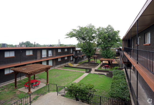 Scattered picnic areas - Marisol Villas Apartments