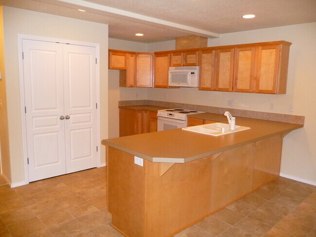 Building Photo - 4 bedroom 2.5 bath in North Plains!