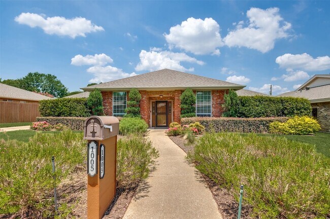 Building Photo - 1005 De Pauw Dr