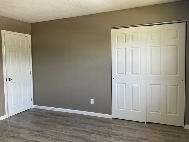 Building Photo - 1841 Lakeview Dr
