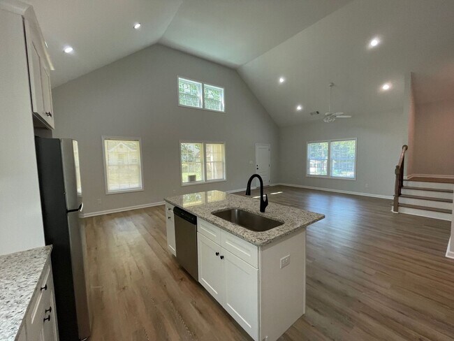 Foto del edificio - 5 Bed Home Available August 2026!