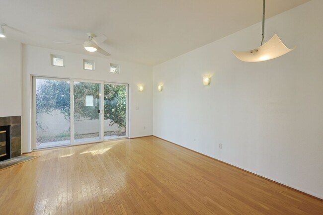 Foto del edificio - 2 Bed / 2.5 Bath Condo – Walk to Balboa Park!