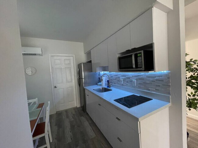 Building Photo - 1111 SW 37th Ave