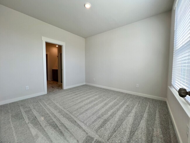 Building Photo - 633 Birdie Dr