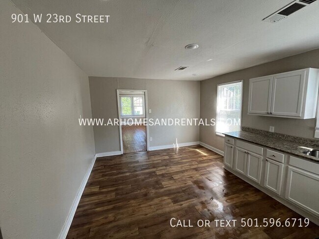Building Photo - 901 W 23rd St