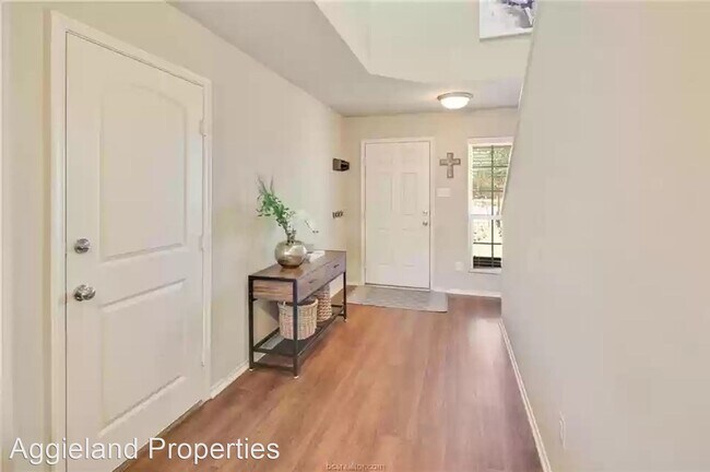 Building Photo - 3 br, 2.5 bath House - 301 Triumph Ct