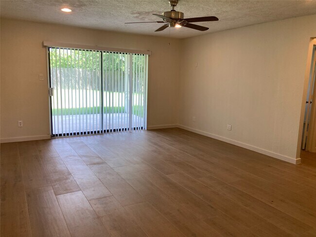 Foto del edificio - 16727 Bougainvilla Ln
