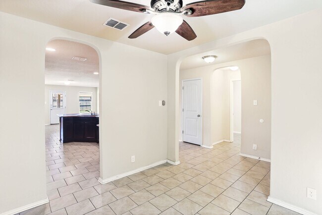 Foto del edificio - Charming Home Awaits: Spacious & Modern Li...