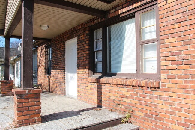 Building Photo - 1047 E Trinity Ln