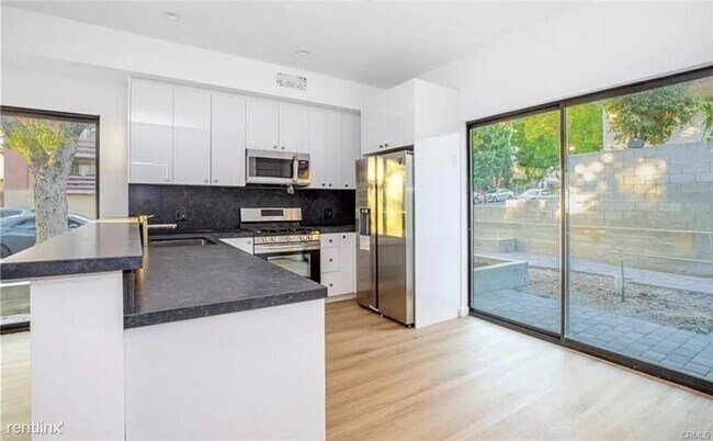 Building Photo - 2 br, 3 bath Townhome - 536 E San Jose Ave