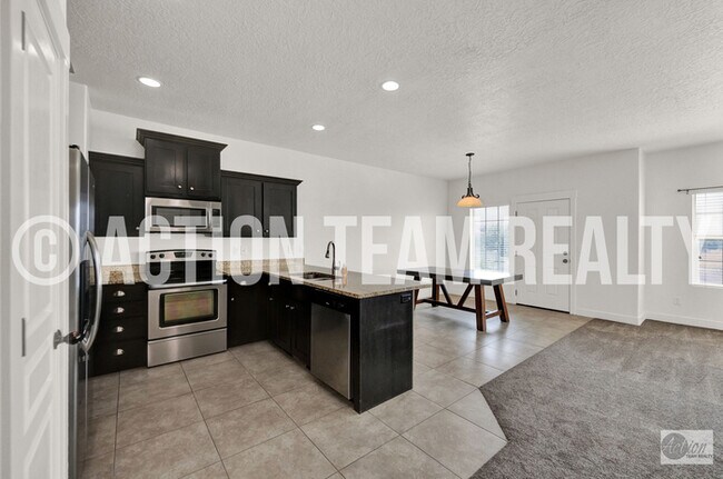 Building Photo - Row-End Townhome in Saratoga Springs!