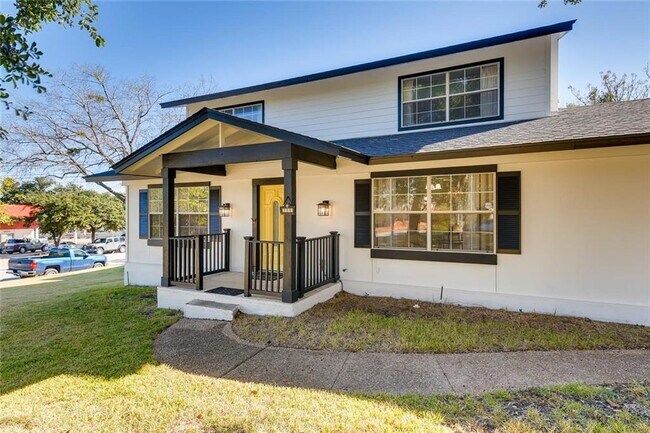 Foto del edificio - 8611 Camelia Ln