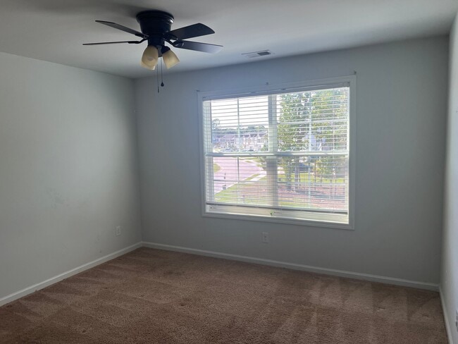 Building Photo - 214 Great Bend Dr
