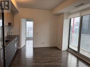 Building Photo - 120 Parliament St