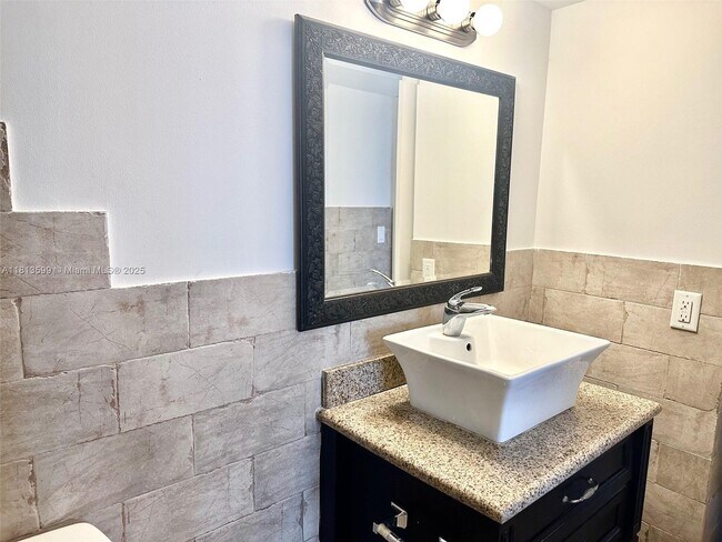 Building Photo - 1301 NE Miami Gardens Dr