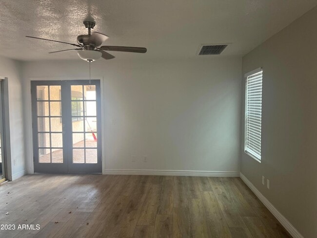 Building Photo - 1733 N La Rosa Dr