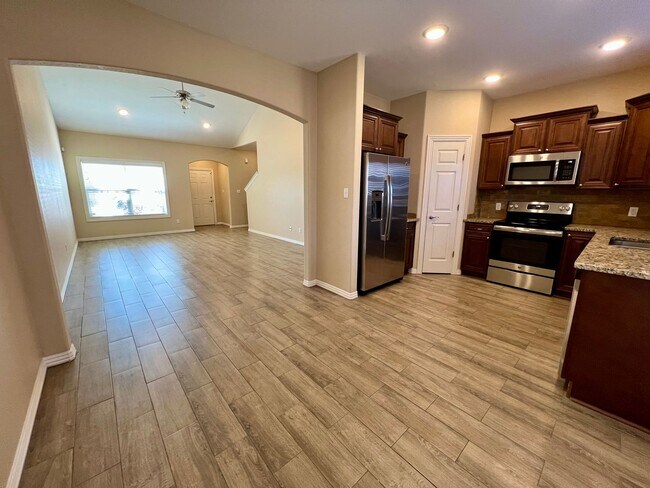 Foto del edificio - 3B/2.5B Spacious Townhome with Fenced Back...