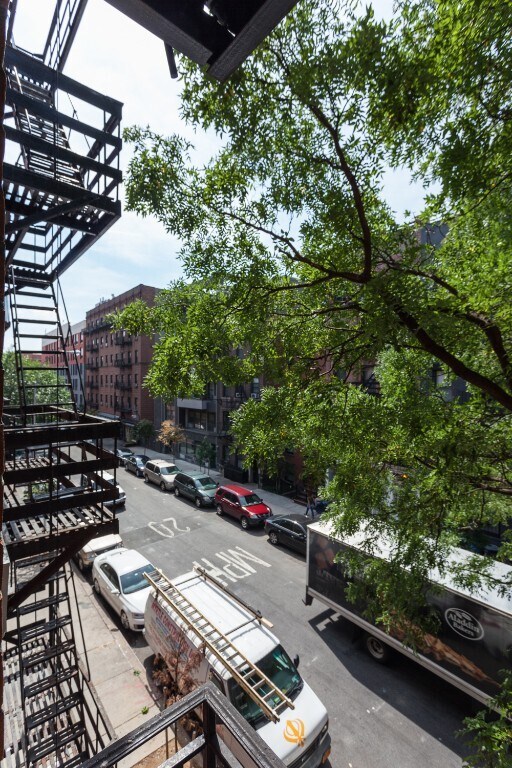 Building Photo - 521 E 5th St