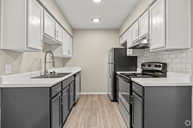 2BR, 2BA - 800SF - Kitchen - Peaks at Live Oak