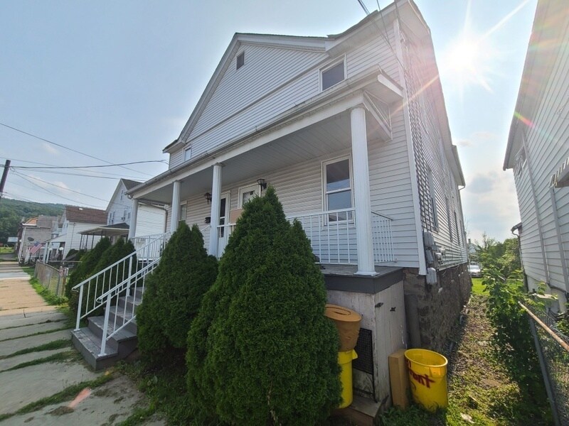 131 Pine St Unit Front Apartment, Nanticoke, PA 18634 Condo for Rent