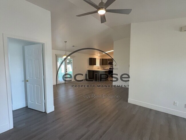 Foto del edificio - 560 Huntington Point Ln