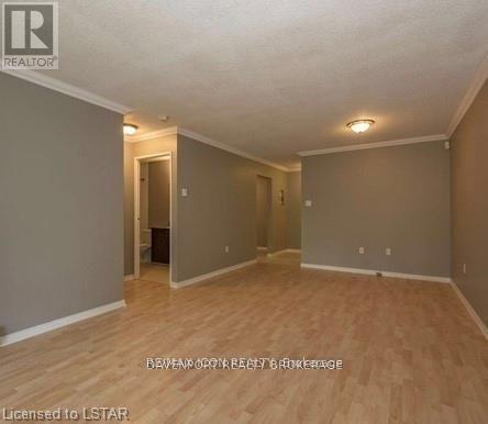 Photo du bâtiment - 75 Huxley St