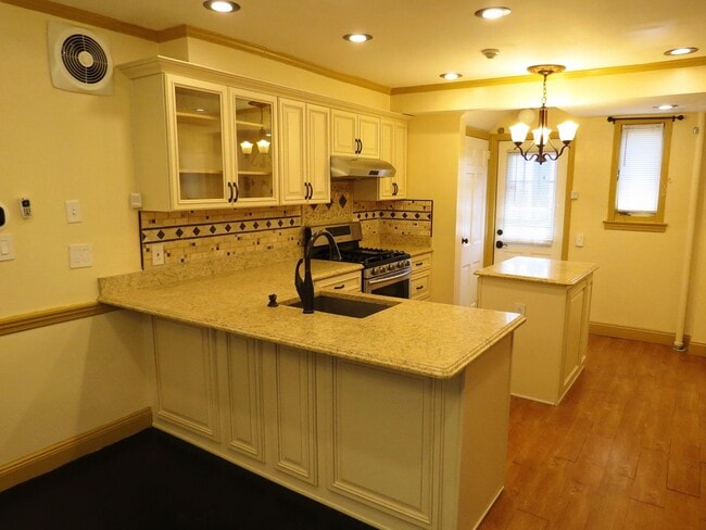 Building Photo - Totally Updated 3 Bed / 2.5 Bath