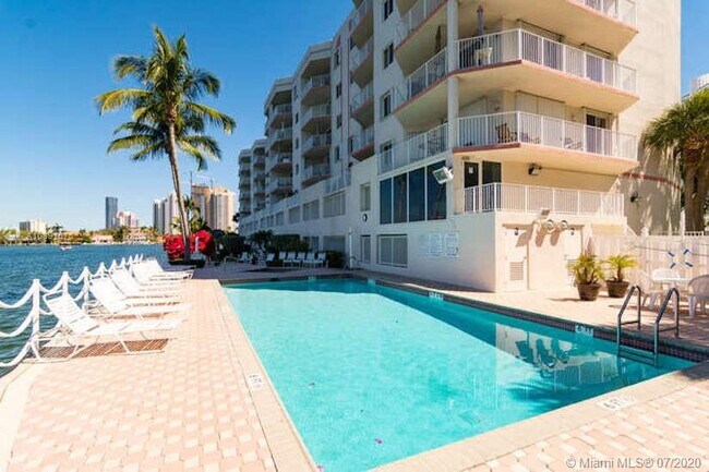 Foto del edificio - 18260 N Bay Rd