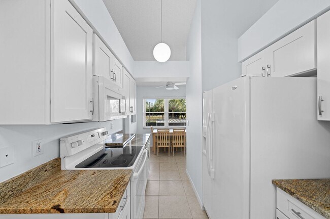 Foto del edificio - 6 MONTH RENTAL - 2 + DEN / 2 BATH AT PIPER...