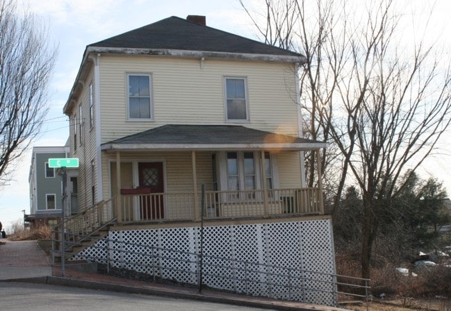 Building Photo - 210 Valley St