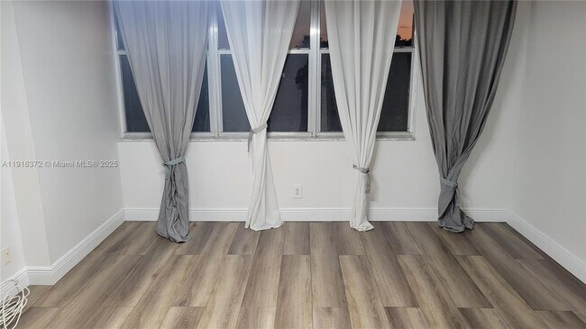 Foto del edificio - 3841 Environ Blvd