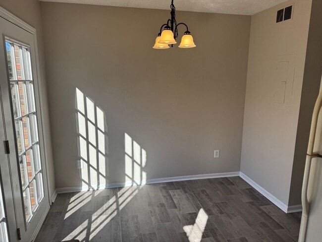 Building Photo - Newly Renovated 2 Bedroom 1.5 Bath Condo located in Elizabethton, TN