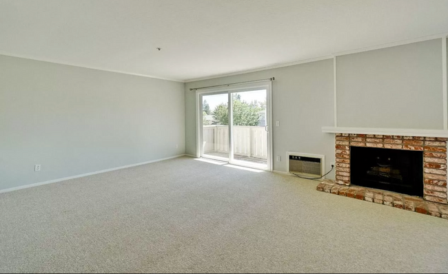 Building Photo - Upstairs 2 Bed 2 Bath Condo Minutes from D...