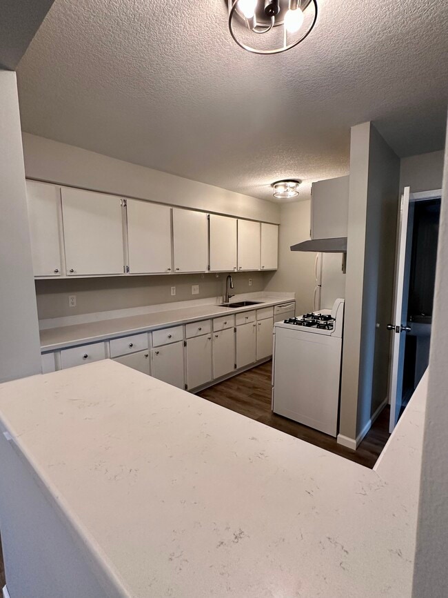 Kitchen - 4813 Cedar Lake Rd S