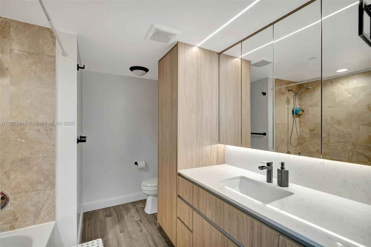Foto principal - 350 S Miami Ave
