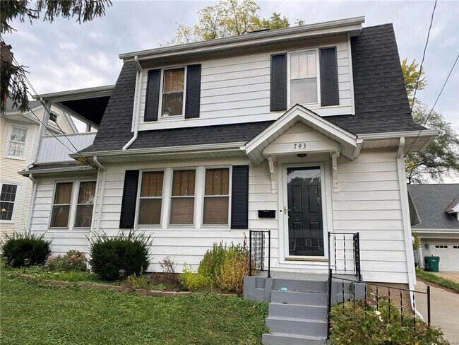 Foto del edificio - 743 Clark Ave