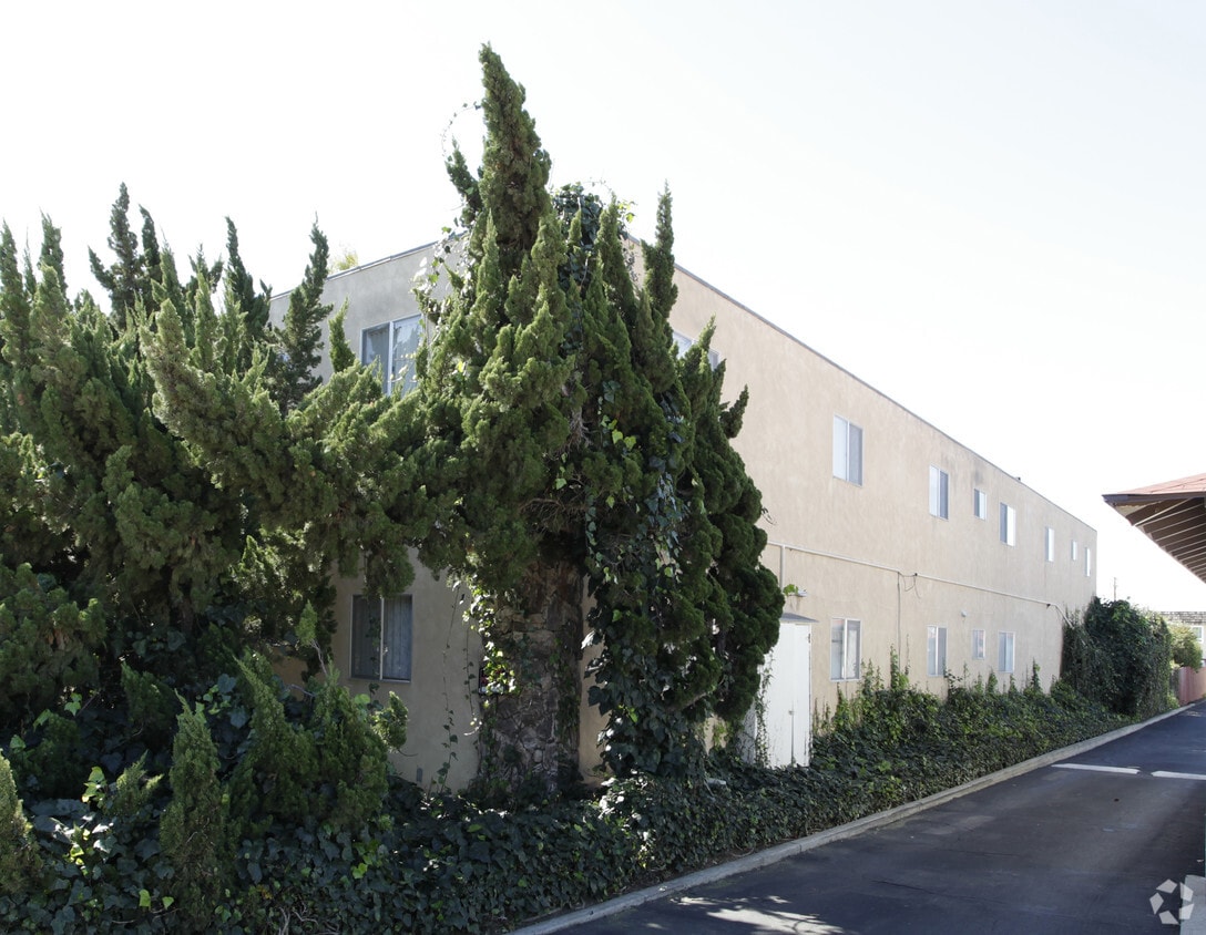 Building Photo - 230 Twin Oaks Ave