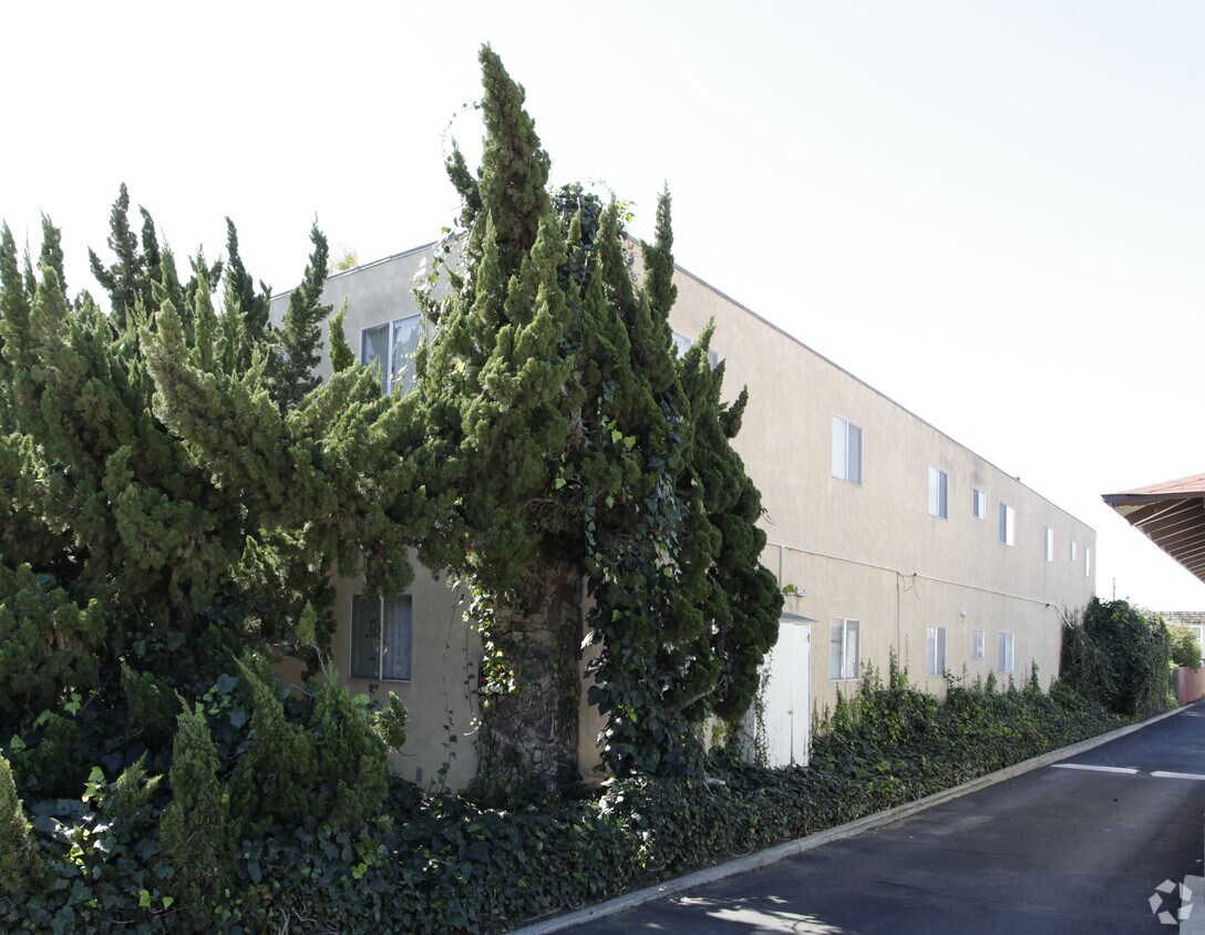 Foto del edificio - 230 Twin Oaks Ave