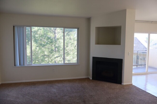 Building Photo - Bright 2 Bed, 2 Bath Condo w/ Garage & Poo...