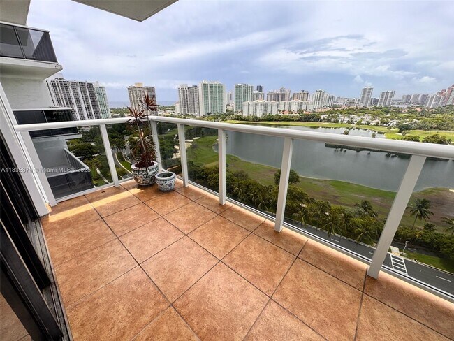 Foto del edificio - 3625 N Country Club Dr