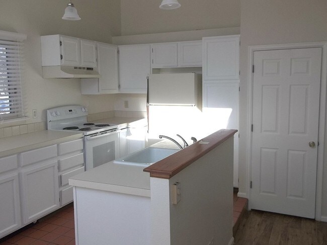 Building Photo - 3737 Landings Dr