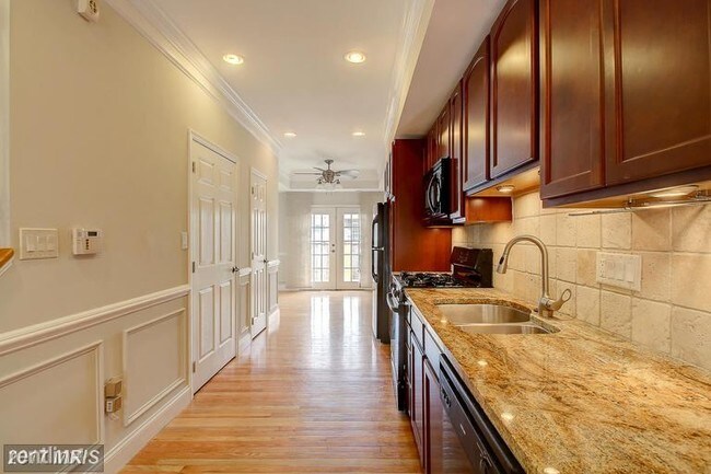 Building Photo - 3 br, 3 bath Townhome - 1312 Sargeant Street